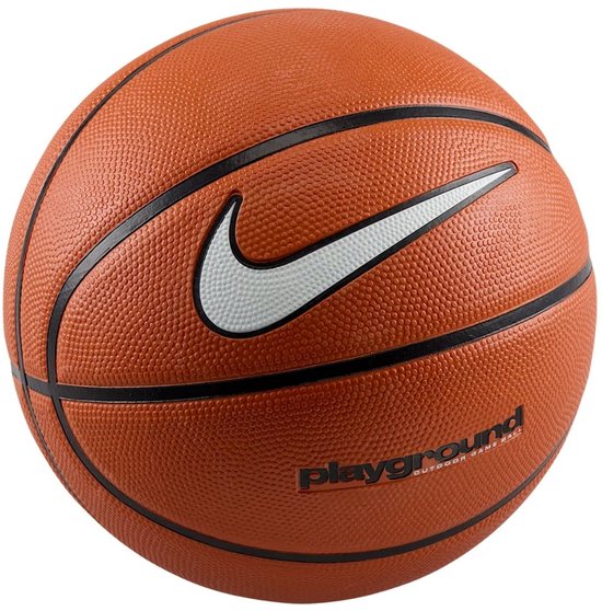 Oranje basketbal met witte Nike swoosh en zwarte lijnen. "playground" is zichtbaar.