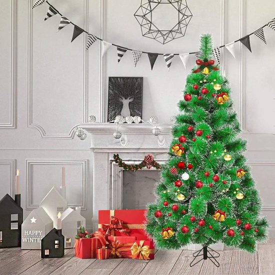Groene kunstkerstboom versierd met rode en gouden ballen en bellen.