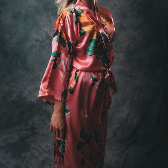 Lange koraalrode satijnen kimono met bloemenprint en ceintuur, gedragen door model.