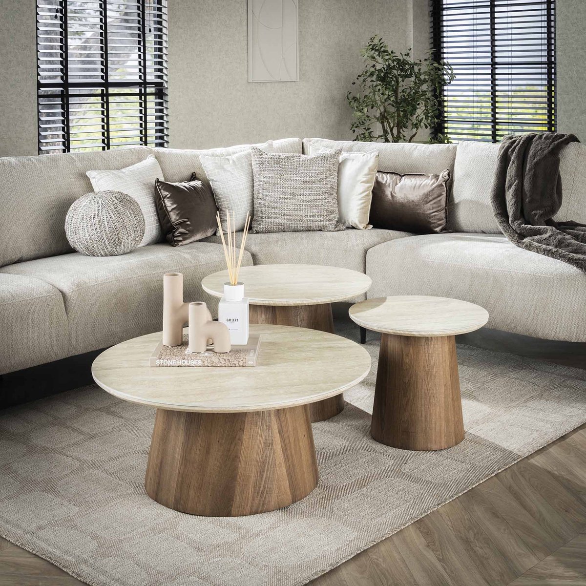 Dimehouse Set van 3 ronde salontafels Jimi travertin blad met walnoot onderstel Keramiek travertine