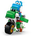 Blauwe Yoshi met grote ogen op een groene LEGO kart, met de armen omhoog.