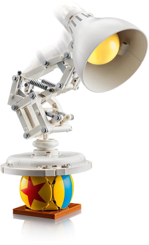LEGO Luxo Jr. lamp op een bal met rode ster en gele/blauwe vlakken.