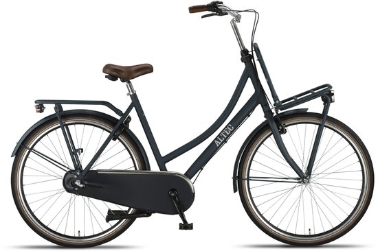 Donkerblauwe transportfiets met bruine zadel en handvatten, bagagedrager achter en voorrekje. Van opzij gezien.