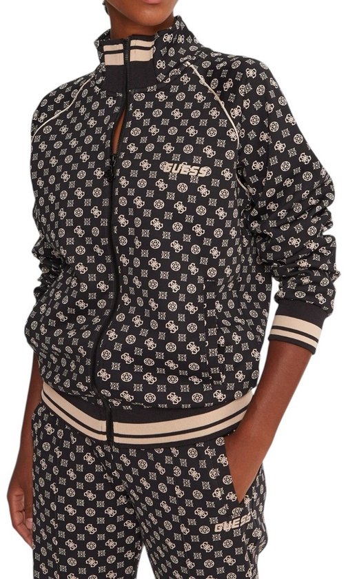 Model draagt zwart Guess-jack met all-over monogramprint, beige biezen en opstaande kraag met ritssluiting.