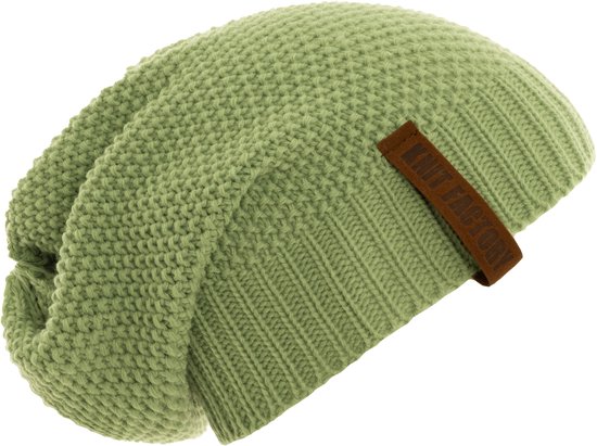 Lichtgroene gebreide slouchy beanie muts met bruin label van Knit Factory.