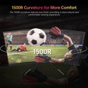 Twee gebogen KTC monitoren tonen een voetbalwedstrijd. Een witte cirkel benadrukt de 1500R kromming. Links "1500R Curvature for More Comfort".
