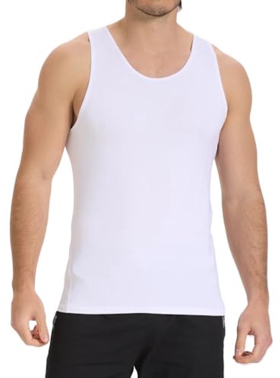Man van voren gezien in een witte, nauwsluitende mouwloze compressietanktop en zwarte broek.