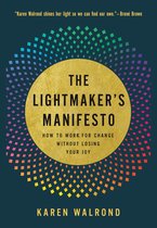 Boek "The Lightmaker's Manifesto" van Karen Walrond met gouden cirkel en regenboogpatroon.