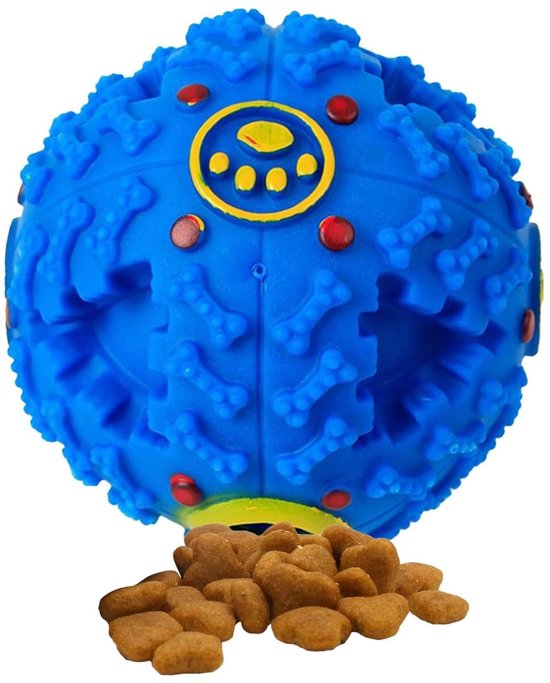 Blauwe bal met botjesdecoratie, rode stipjes en een gele pootafdruk in een cirkel. Een hoop hondenbrokjes ligt ervoor.