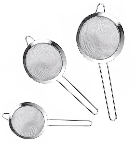 Drie zilverkleurige RVS zeven met handvatten op een witte achtergrond.