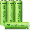 Vier GP ReCyko 2100mAh oplaadbare AA batterijen, waarvan drie rechtop staan en één ligt.