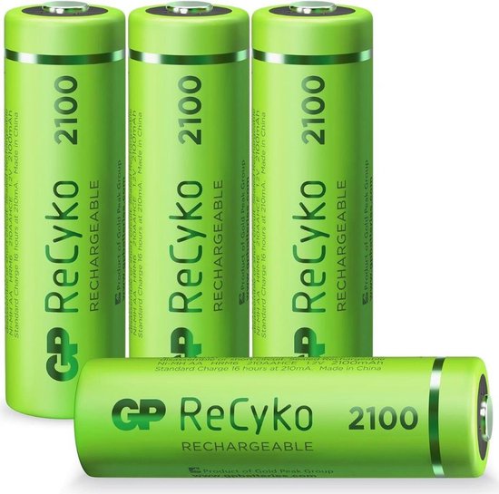 Vier GP ReCyko 2100mAh oplaadbare AA batterijen, waarvan drie rechtop staan en één ligt.