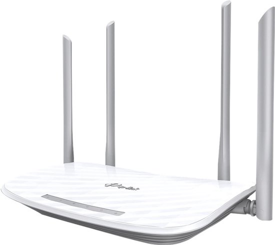 Witte TP-Link Archer A5 router met vier antennes en een gestreept patroon.