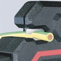 Zwarte kabelstripper met rode accenten, die een groene en gele kabel strippen.