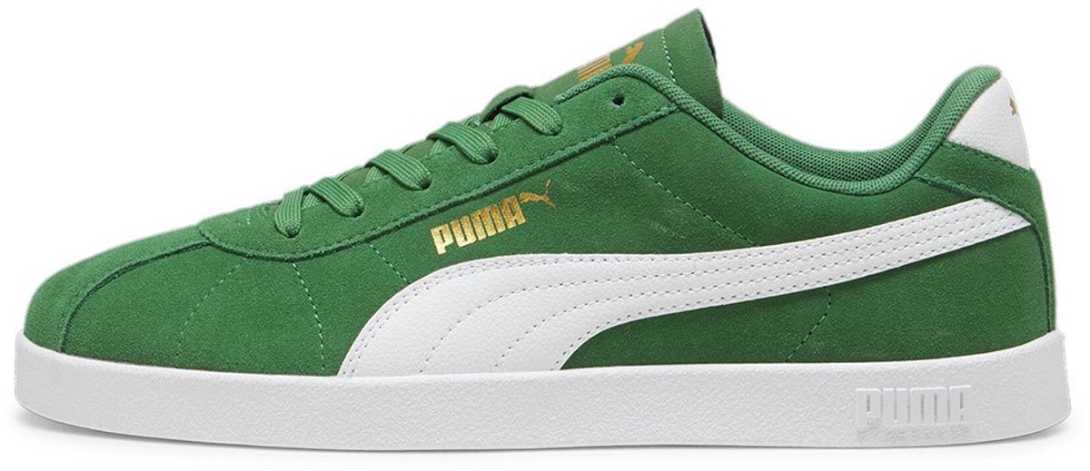 Groene Puma Club II voetbalschoenen voor mannen, met witte accenten en gouden logo, stijlvol en klassiek ontwerp.