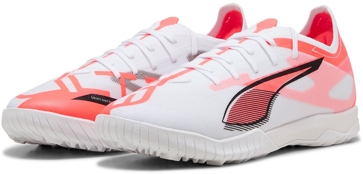 Lichtgewicht Puma Ultra 5 Match TT voetbalschoenen in wit met roze accenten, mesh bovenwerk en rubberen buitenzool.