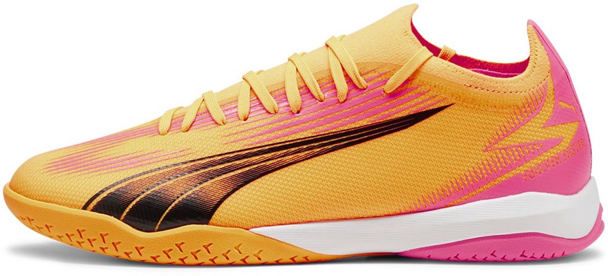 Puma Ultra Match It voetbalschoenen in oranje met roze details, lichtgewicht mesh en GripControl-huid voor optimale balcon...