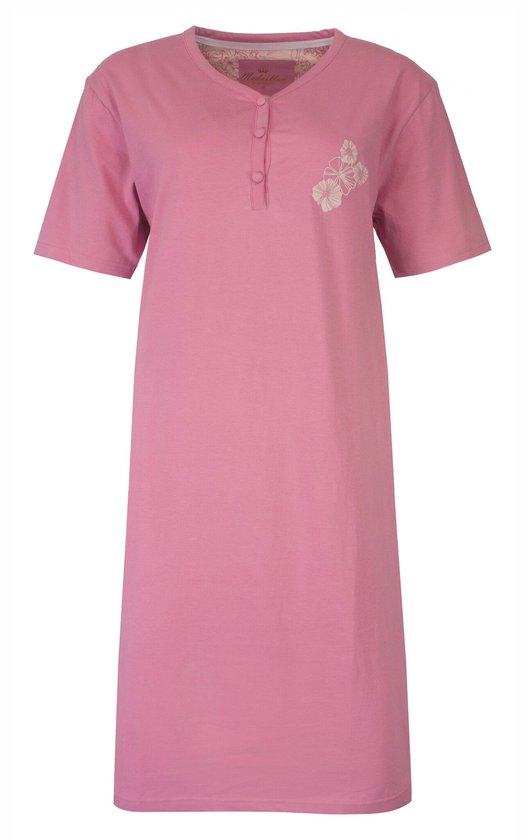 Roze nachthemd met korte mouwen en een kanten kraag. Versierd met een geborduurde bloemenprint.