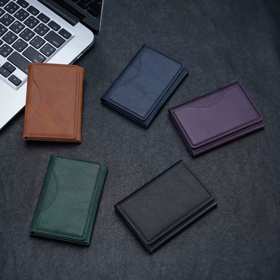 Vijf lederen pasjeshouders in bruin, donkerblauw, paars, groen en zwart rondom een laptop.