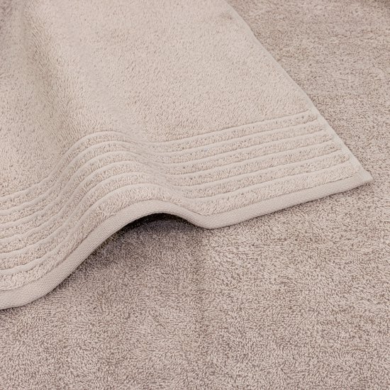 Detail van een taupe MÖVE handdoek met ribbelrand.
