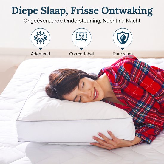 Een vrouw in een rode ruit pyjama slaapt op een wit kussen. Iconen voor ademend, comfortabel en duurzaam worden getoond.