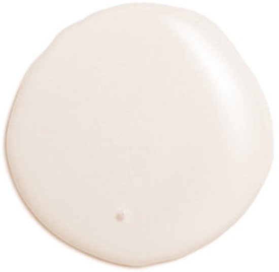 Een druppel witte lotion op een witte achtergrond.