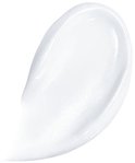 Een veeg witte hydraterende crème op een witte achtergrond.
