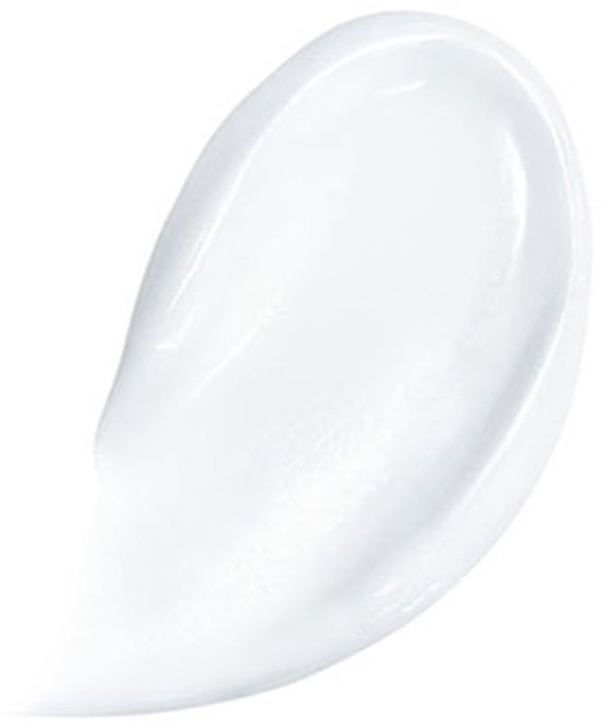 Een veeg witte hydraterende crème op een witte achtergrond.