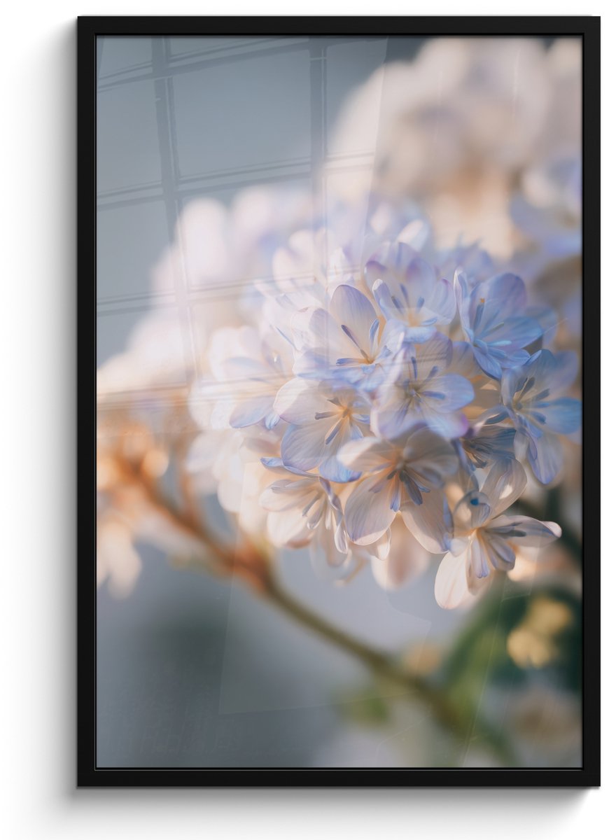 FrameYourWall Poster in lijst - Fotolijst 60x90 cm - Posters - Bloemen - Lichtblauw - Wazig - Trosje - Posterlijst zwart - Decoratie - Wanddecoratie woonkamer - Muurdecoratie slaapkamer