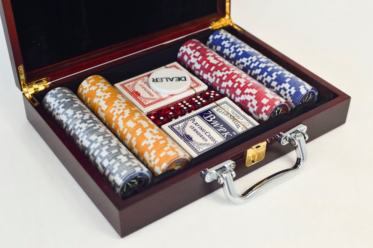 Merkloos Pokerset: 200 fiches, kaart, mat en houten kist