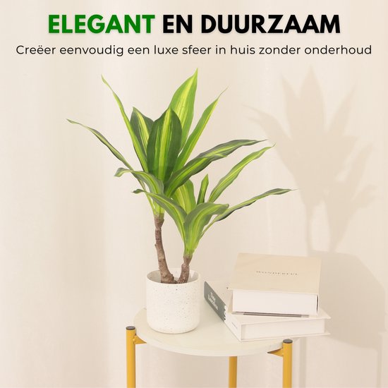 Kunstplant Dracaena Lemon Lime in witte pot op bijzettafel met boeken.
