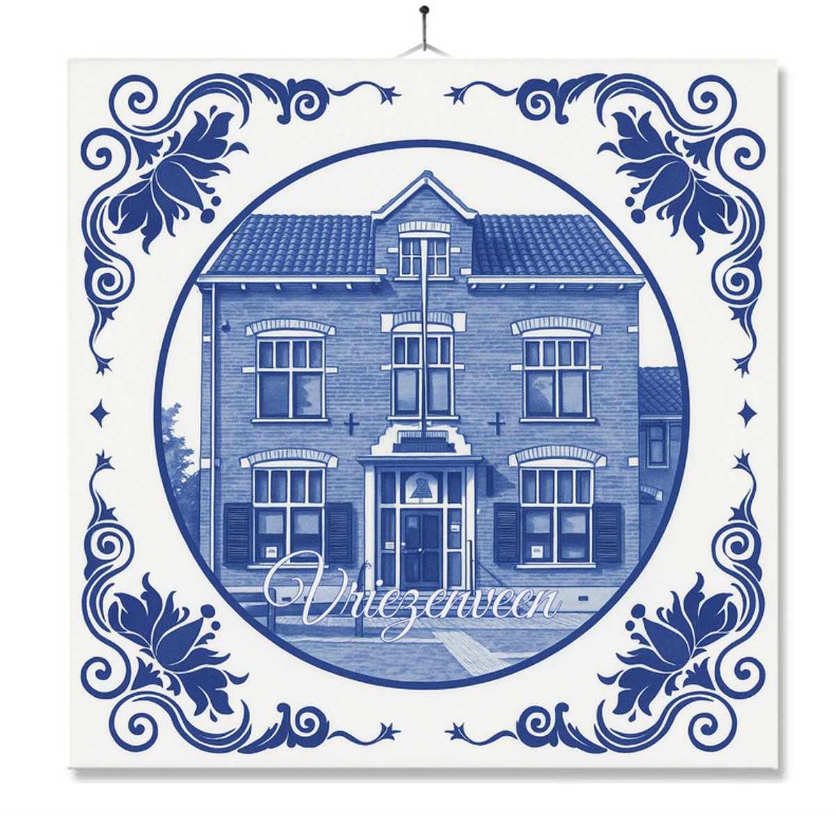 Tegel Met Opdruk | Vriezenveen | Delft Blauw | Cadeau | Inclusief Geschenkdoos | Standaard | Ophangsysteem