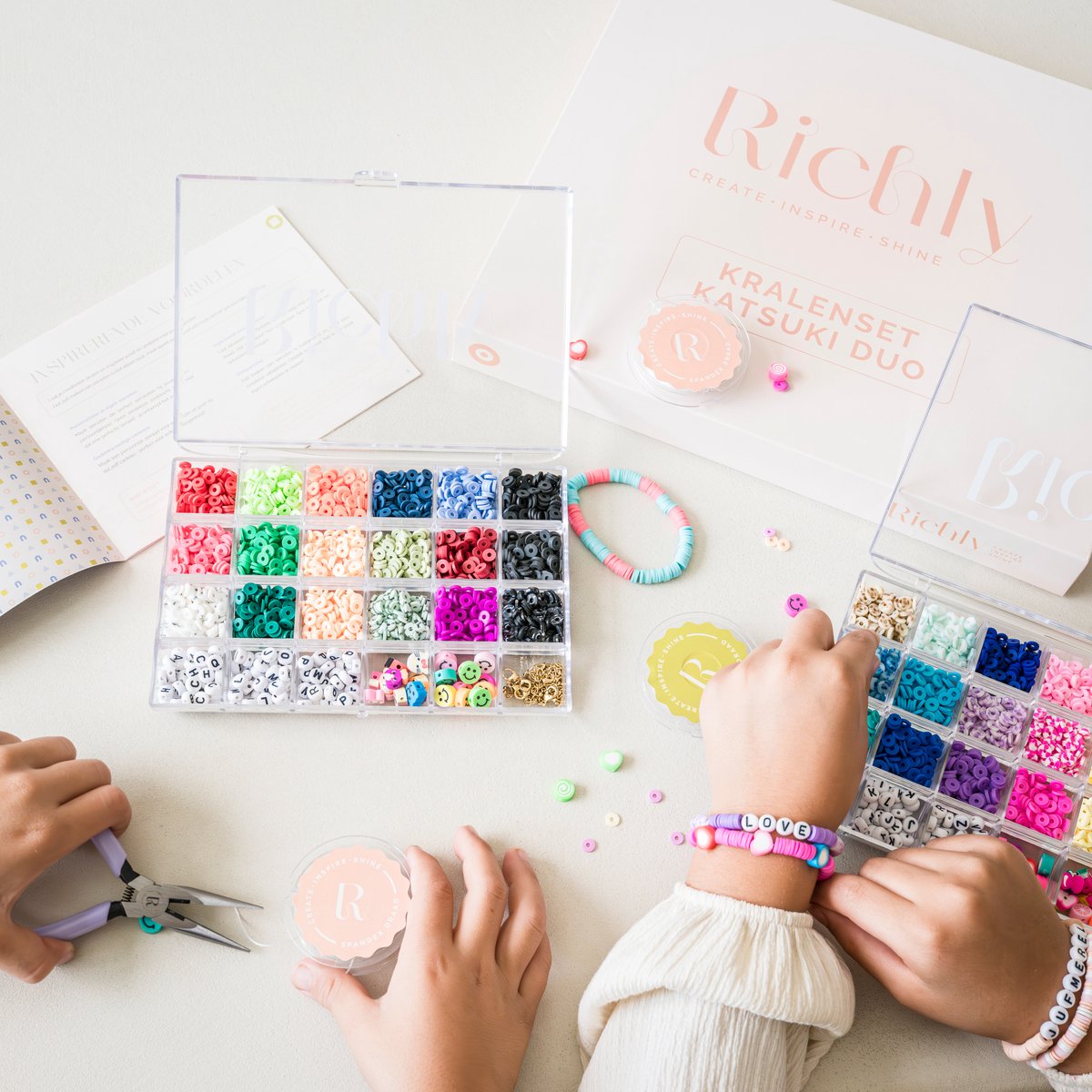 Richly® Katsuki Duo Kralen set - Armbandjes maken meisjes - gratis E-BOOK - Complete set & Premium Verpakking - 4500+ kralen - 8 Bedels & Gouden RVS-accessoires - Sieraden maken volwassenen - Letterkralen - Kralen ketting - Knutselen meisjes — afbeelding 4