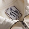 Hanger met FC Barcelona embleem en '1899 COLLECTION' op een ecru sweater.