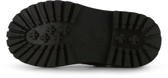 Onderkant van een cognackleurige chelseaboot met panterprint en zwarte profielzool.