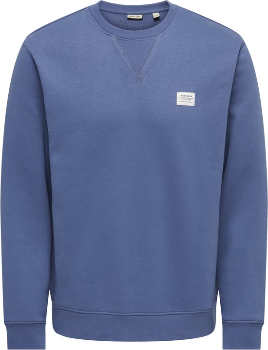 Blauwe trui met opgestikte label op de borst. Ronde hals met V-stiksel, lange mouwen en boorden.