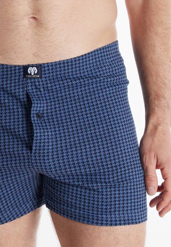 Close-up van de tailleband en voorkant van een donkerblauwe boxer met pied-de-poule patroon.