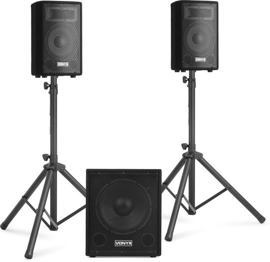 Set van twee Vonyx speakers op statieven, met een Vonyx subwoofer ervoor.