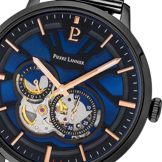 Close-up van een zwart Pierre Lannier horloge met blauwe en goudkleurige skeleton wijzerplaat.