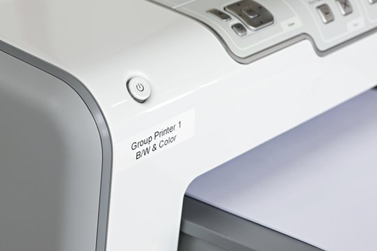 Label 'Group Printer 1 B/W & Color' op een witte printer met een aan/uit knop.