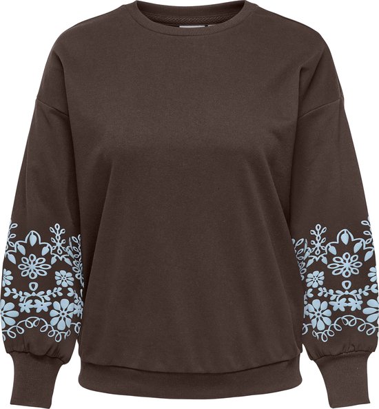 Bruine sweater met lichtblauwe bloemenborduursels op de mouwen.