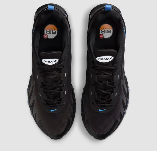 Bovenaanzicht van zwarte Nike Air Max Dn herenschoenen met 'AIR MAX' op de tong.