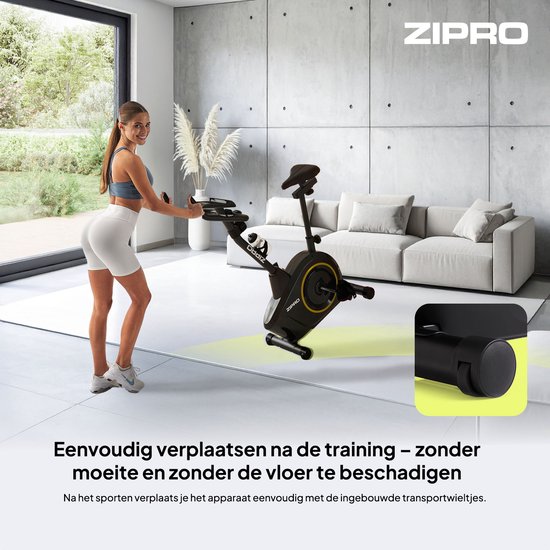 Vrouw met sportkleding op een zwarte hometrainer met gouden accenten, in een woonkamer.