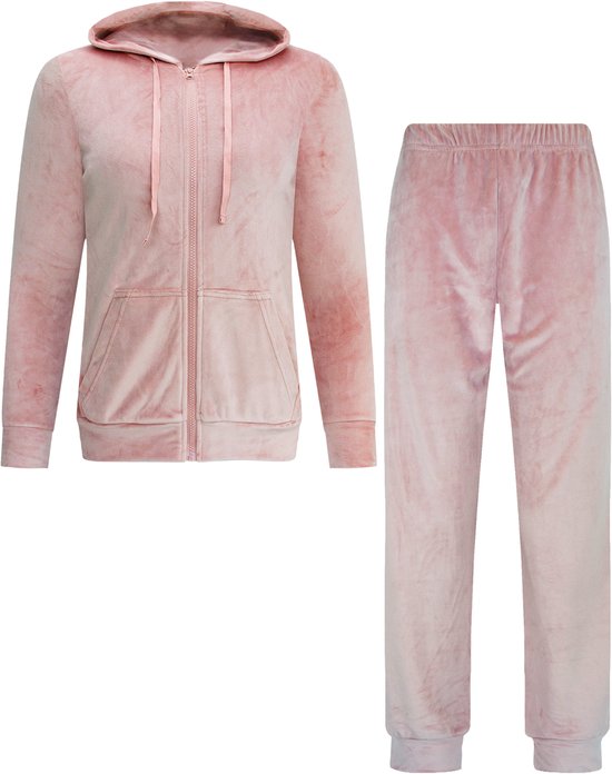Roze velours loungewear set. De set bestaat uit een hoodie met rits en zakken, en een joggingbroek.