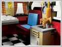 Interieur LEGO camper met zitje, gootsteen en kast.