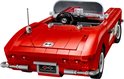 Achterkant van een rode LEGO Chevrolet Corvette cabriolet met witte zijstrepen en chromen details.