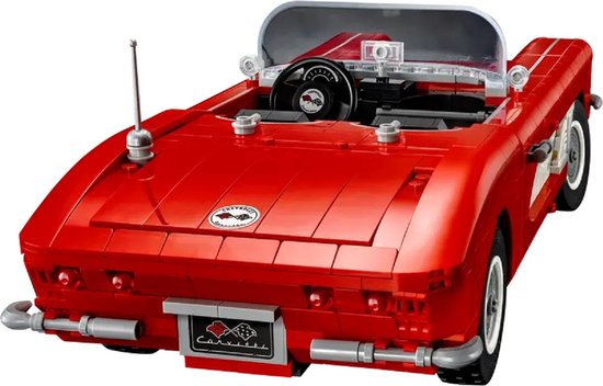 Achterkant van een rode LEGO Chevrolet Corvette cabriolet met witte zijstrepen en chromen details.