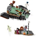 Un train fantôme vert avec des figurines de zombies, vampires, fantômes et un loup-garou.