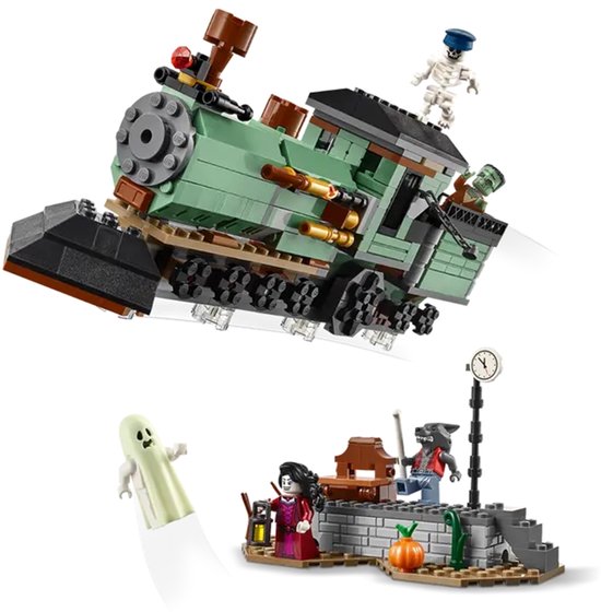 Un train fantôme vert avec des figurines de zombies, vampires, fantômes et un loup-garou.