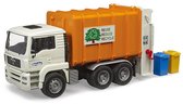 Witte vuilniswagen met oranje container. Tekst op zijkant: 'REUSE REDUCE RECYCLE'. Twee vuilnisbakken (blauw, geel) achter de wagen.
